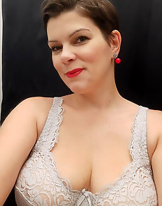 Amateur MILF Private Pics