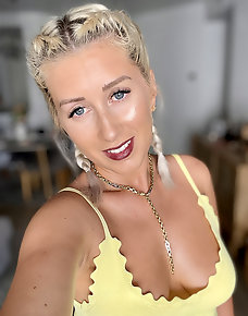 Amateur MILF Private Pics