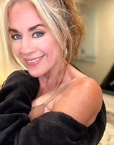 Amateur MILF Private Pics